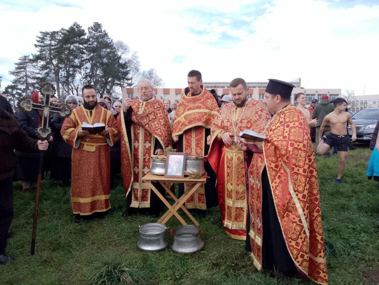 Десет момчета се бориха за Богоявленския кръст, Симеон Спасов го спаси за трети път