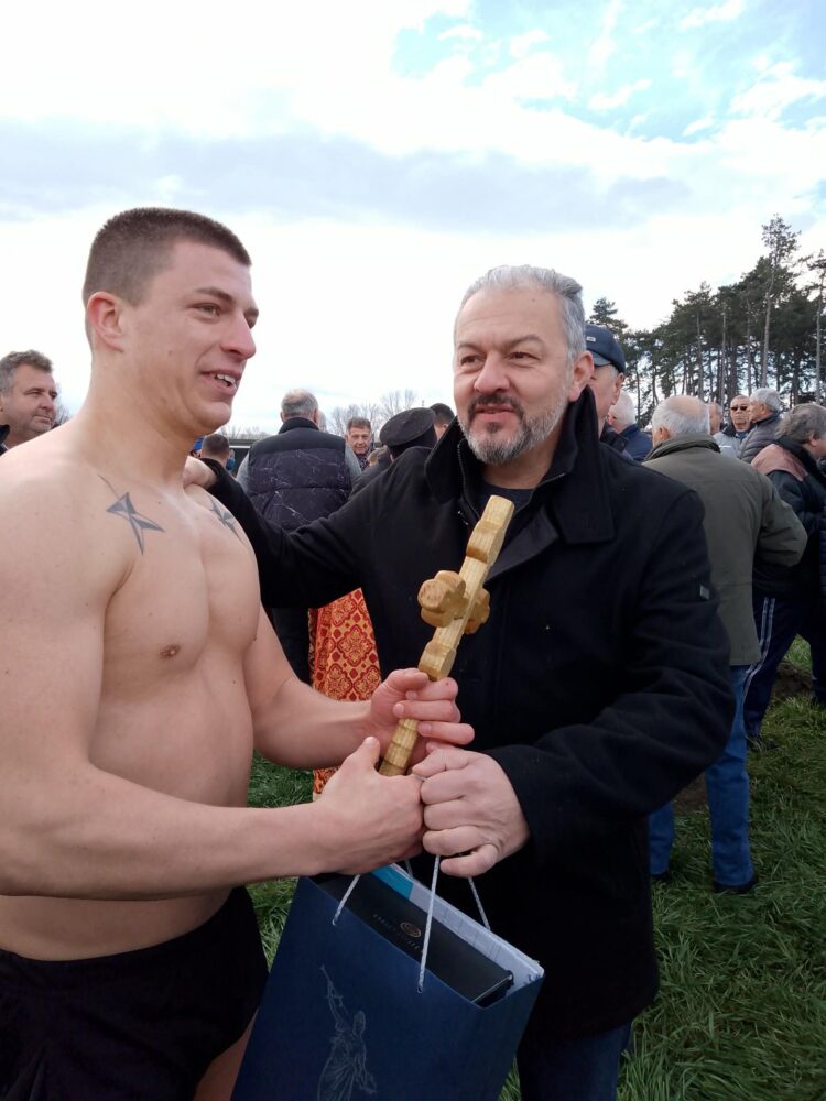 Десет момчета се бориха за Богоявленския кръст, Симеон Спасов го спаси за трети път