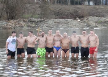 Десет момчета се бориха за Богоявленския кръст, Симеон Спасов го спаси за трети път