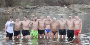 Десет момчета се бориха за Богоявленския кръст, Симеон Спасов го спаси за трети път