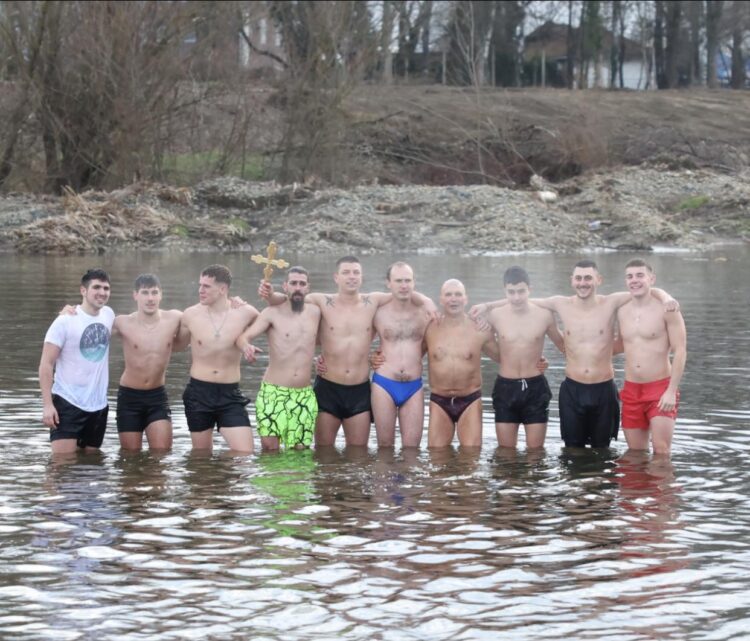 Десет момчета се бориха за Богоявленския кръст, Симеон Спасов го спаси за трети път