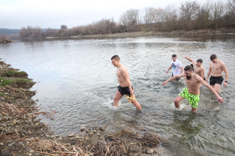 Десет момчета се бориха за Богоявленския кръст, Симеон Спасов го спаси за трети път