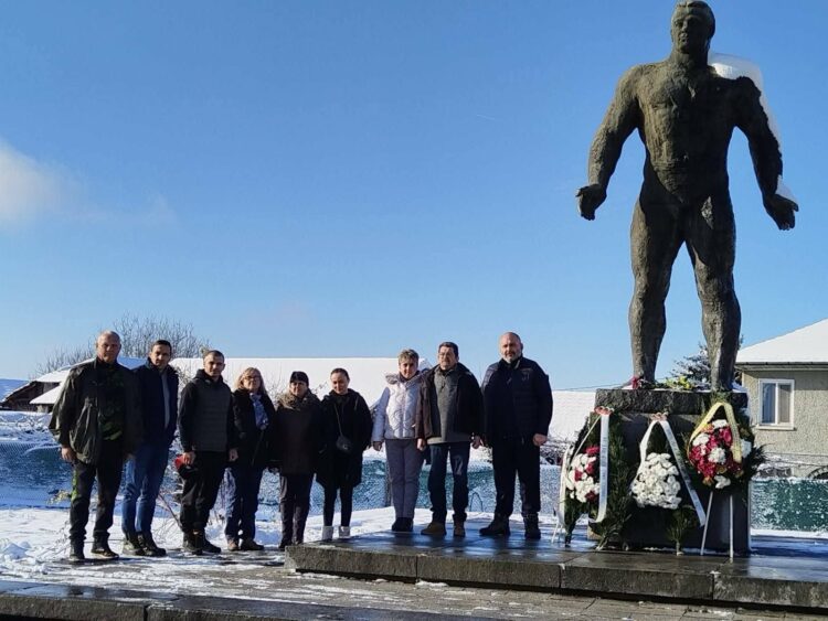 Тихомир Благовестов с почетна статуетка