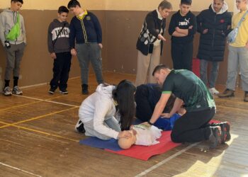 Парамедици обучават деца за първа помощ