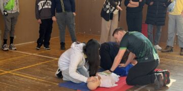 Парамедици обучават деца за първа помощ