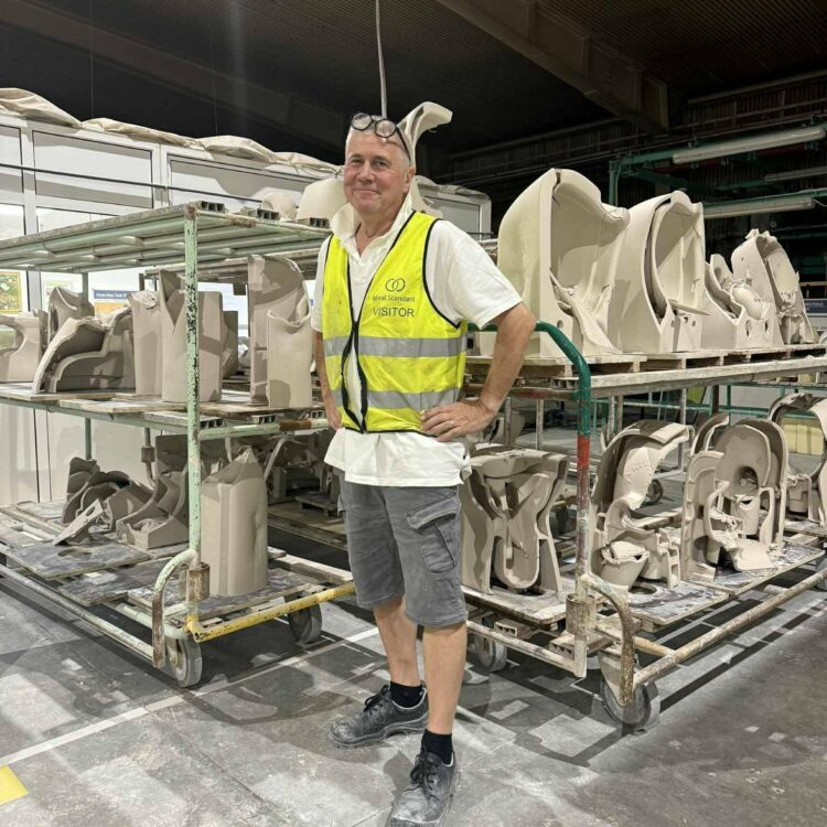 Николай Панайотов сътвори “щура” изложба от керамични продукти на “Вилерой & Бох”