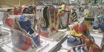 Николай Панайотов сътвори “щура” изложба от керамични продукти на “Вилерой & Бох”