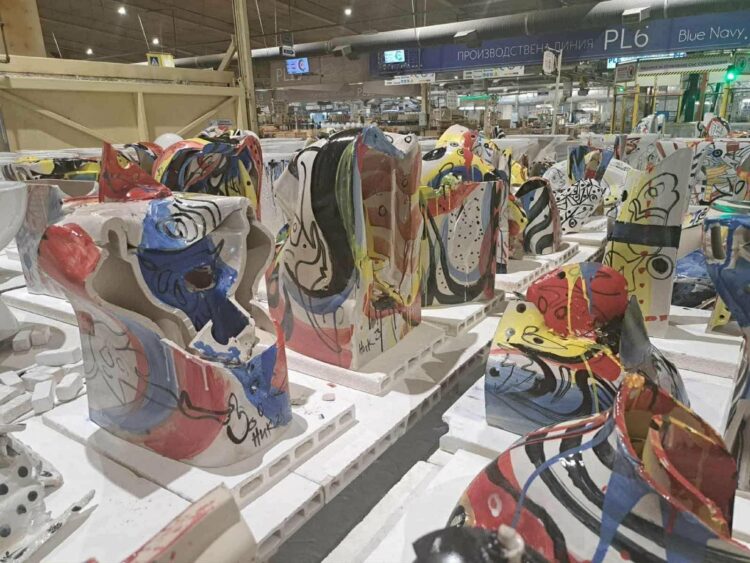 Николай Панайотов сътвори “щура” изложба от керамични продукти на “Вилерой & Бох”