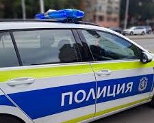 Невнимателен шофьор удари пешеходка, тръгнал на заден ход