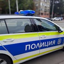 Невнимателен шофьор удари пешеходка, тръгнал на заден ход