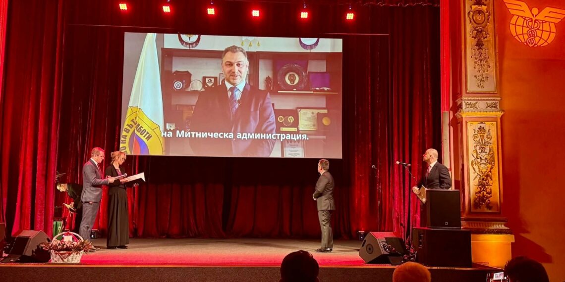 Гл. комисар Боян Раев с грамота от Световната митническа организация