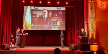 Гл. комисар Боян Раев с грамота от Световната митническа организация