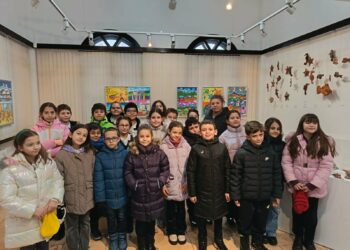 Малки творци се снимаха до творбите си в Градската галерия