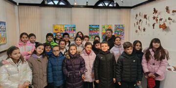 Малки творци се снимаха до творбите си в Градската галерия