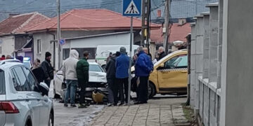 21-годишен с БМВ “изпусна” завой в Севлиево, прати таксиметров шофьор в болница