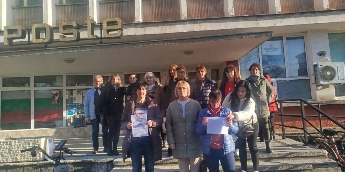 В деня на раздаване на пенсиите пощенските служители излязоха на стачка